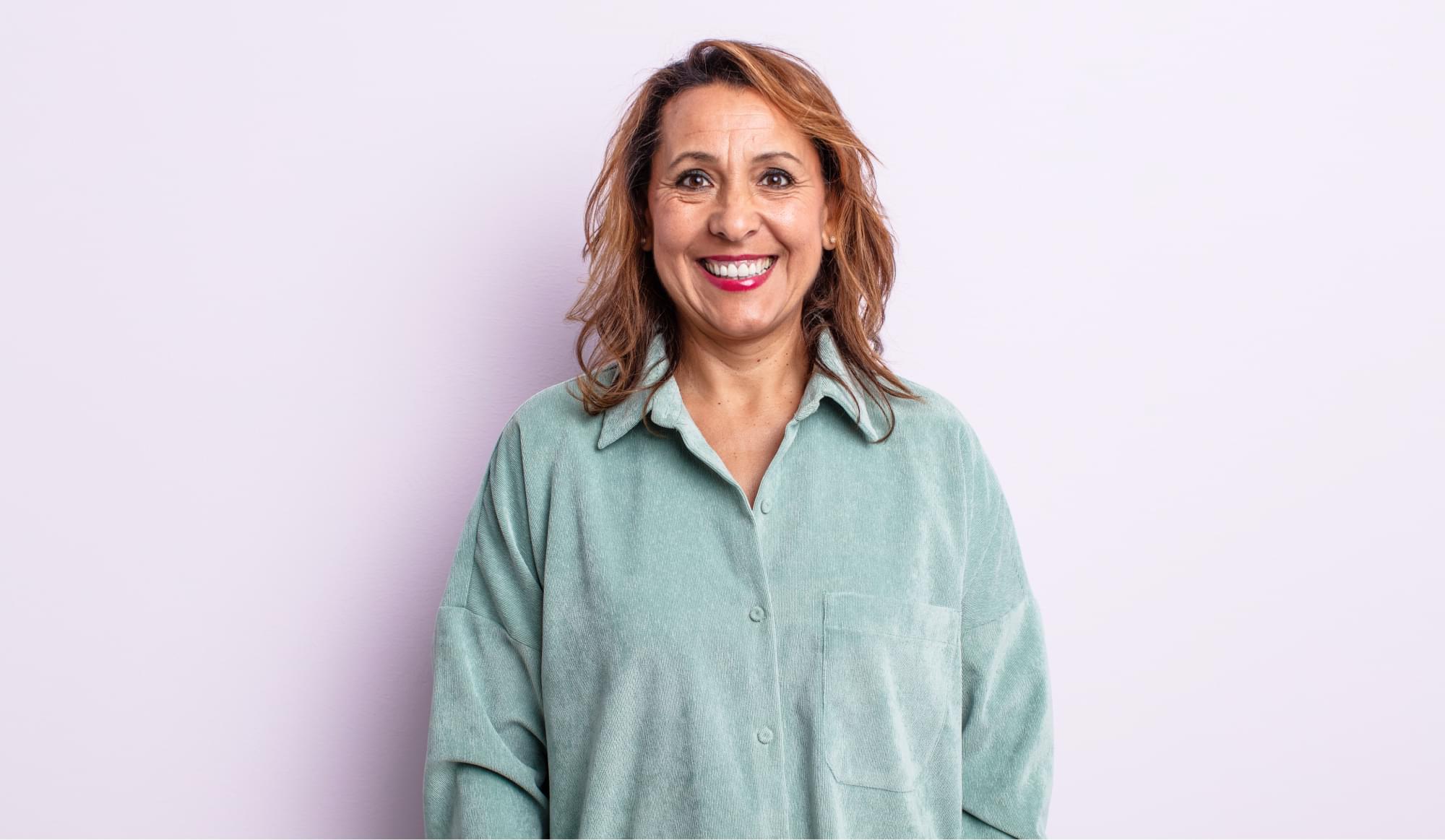 Mujer de mediana edad feliz
