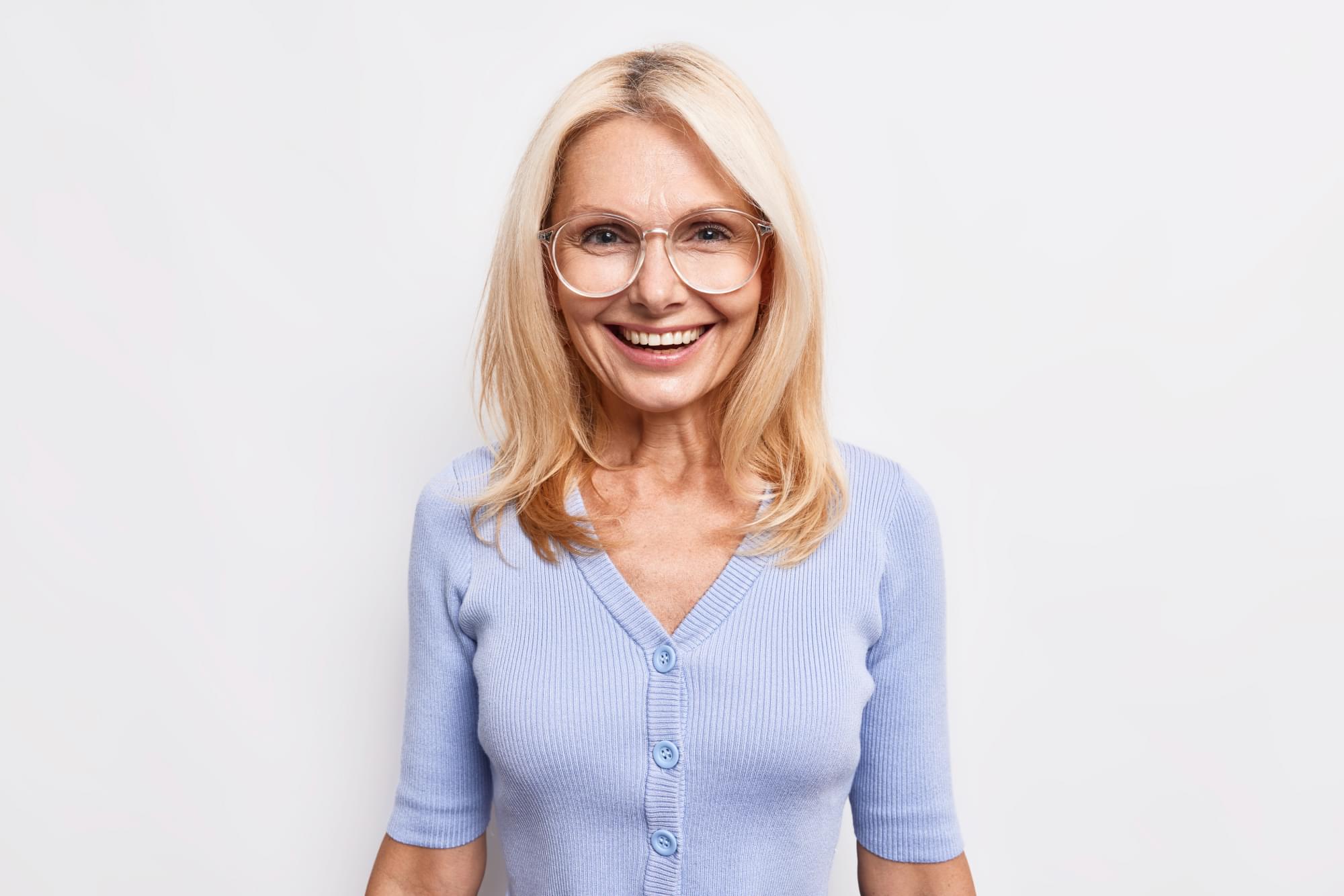 Mujer disfrutando de la vida después de la menopausia